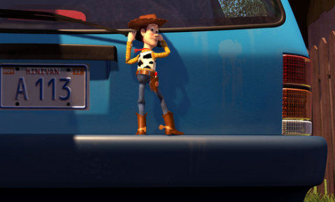 El código A113 ya estaba presente en el primer largometraje de Pixar: Toy Story. ¿En dónde? En la placa del auto de la mamá de Andy.