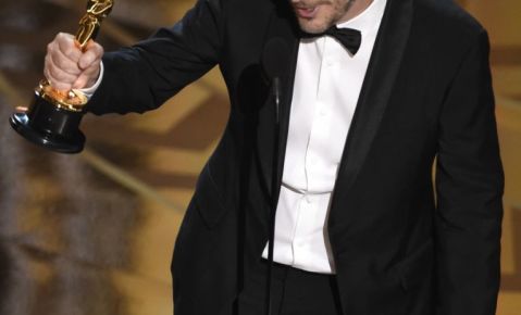 Emmanuel Lubezki recibe el premio a la mejor cinematografía por “The Revenant” en los Oscar.