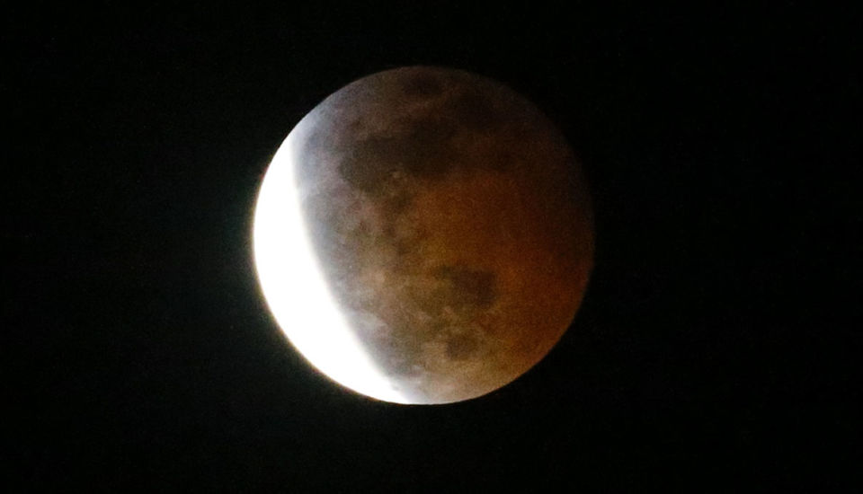 Final del eclipse desde Los Ángeles, Estados Unidos.