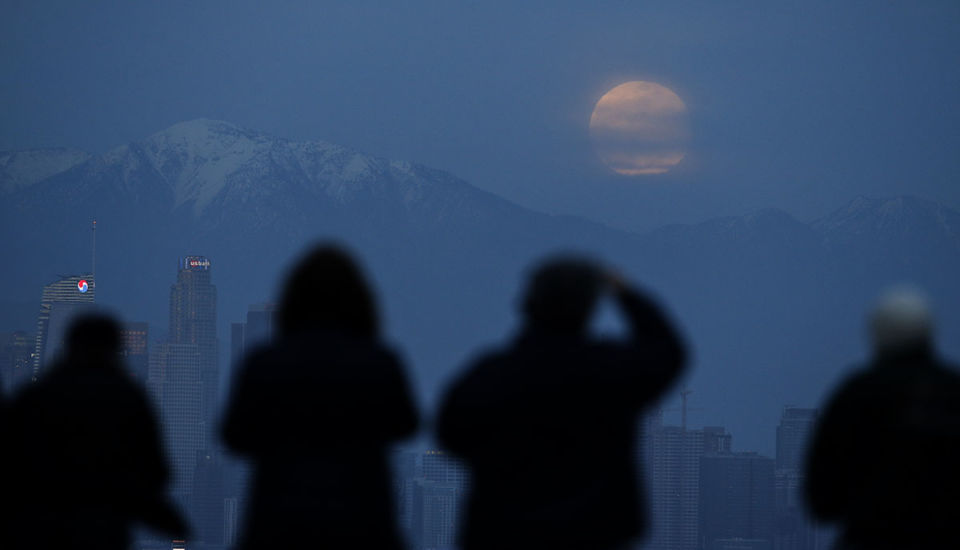 Aficionados viendo el eclipse desde un cerro en Los Ángeles. Estados Unidos