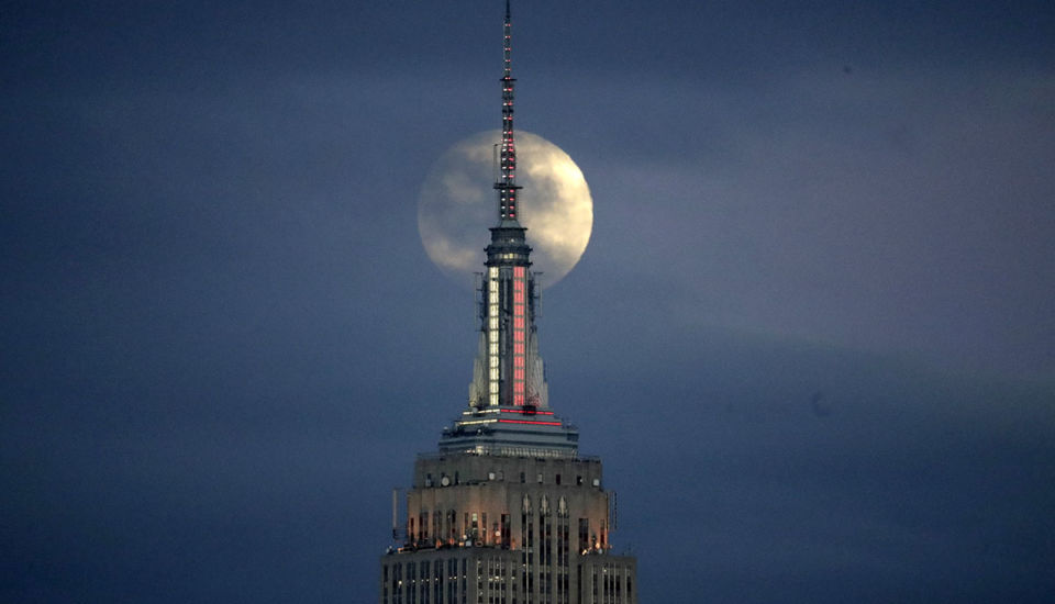 La superluna, con el Empire State Building en primer plano.