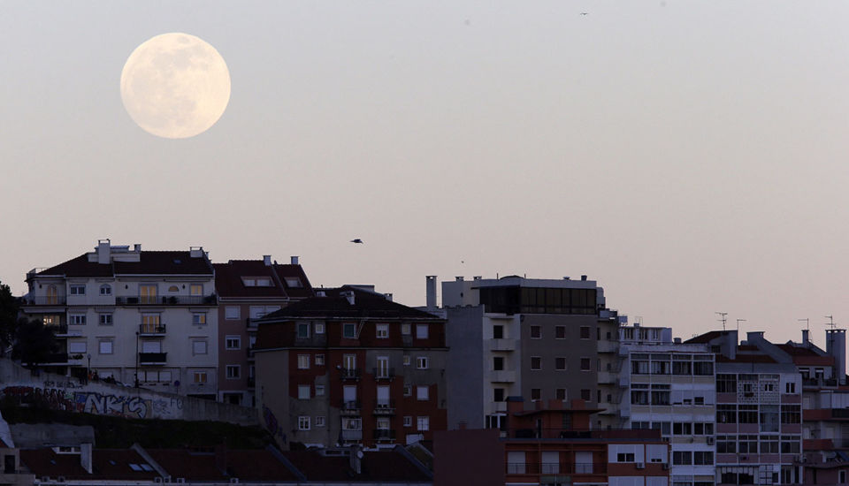 La superluna, vista desde Portugal